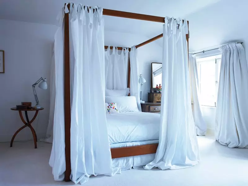 Phân vùng phòng ngủ với rèm cửa (45 ảnh): Chọn các phân vùng dây tóc để tách căn phòng với phòng ngủ và phòng khách. Làm thế nào với sự giúp đỡ của một bức màn để phân chia căn phòng trên khu vực? 21268_13