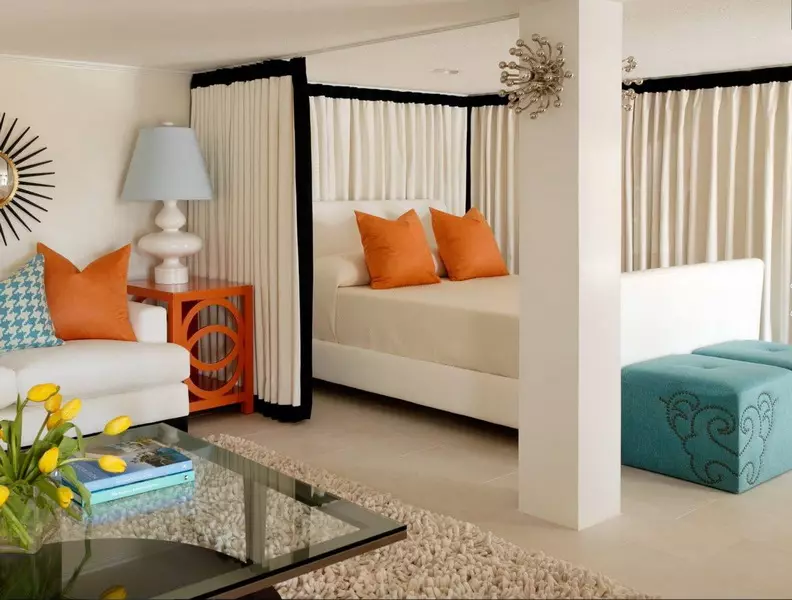 Zoning soveværelset med gardiner (45 billeder): Vælg filamentpartitioner for at adskille rummet til soveværelset og stuen. Hvordan med hjælp fra et gardin til at opdele rummet på zonen? 21268_17