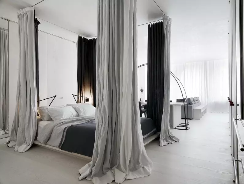 Zonificación del dormitorio con cortinas (45 fotos): seleccione las particiones de filamento para separar la habitación en el dormitorio y la sala de estar. ¿Cómo con la ayuda de una cortina para dividir la habitación en la zona? 21268_3