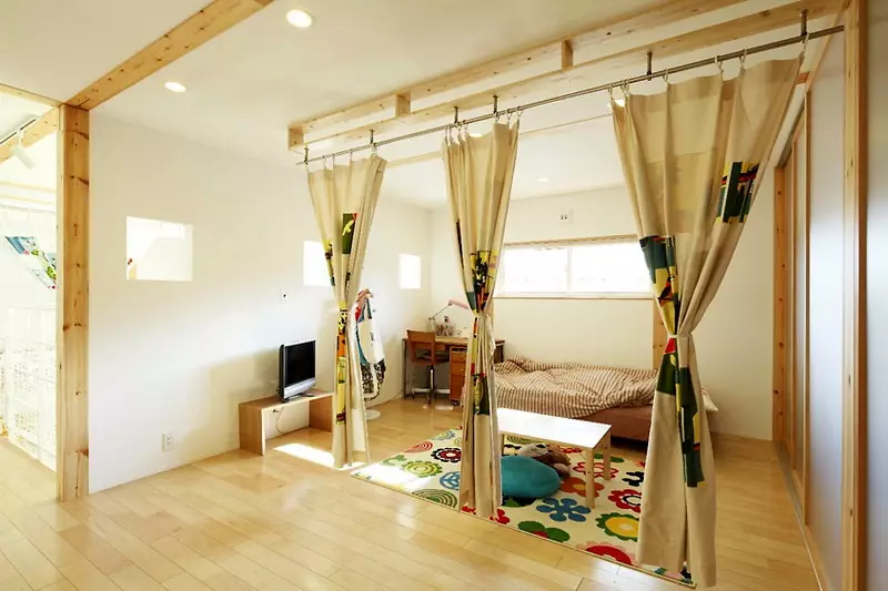 Zoning sovrummet med gardiner (45 bilder): Välj filamentskivor för att separera rummet till sovrummet och vardagsrummet. Hur med hjälp av en gardin för att dela upp rummet på zonen? 21268_30