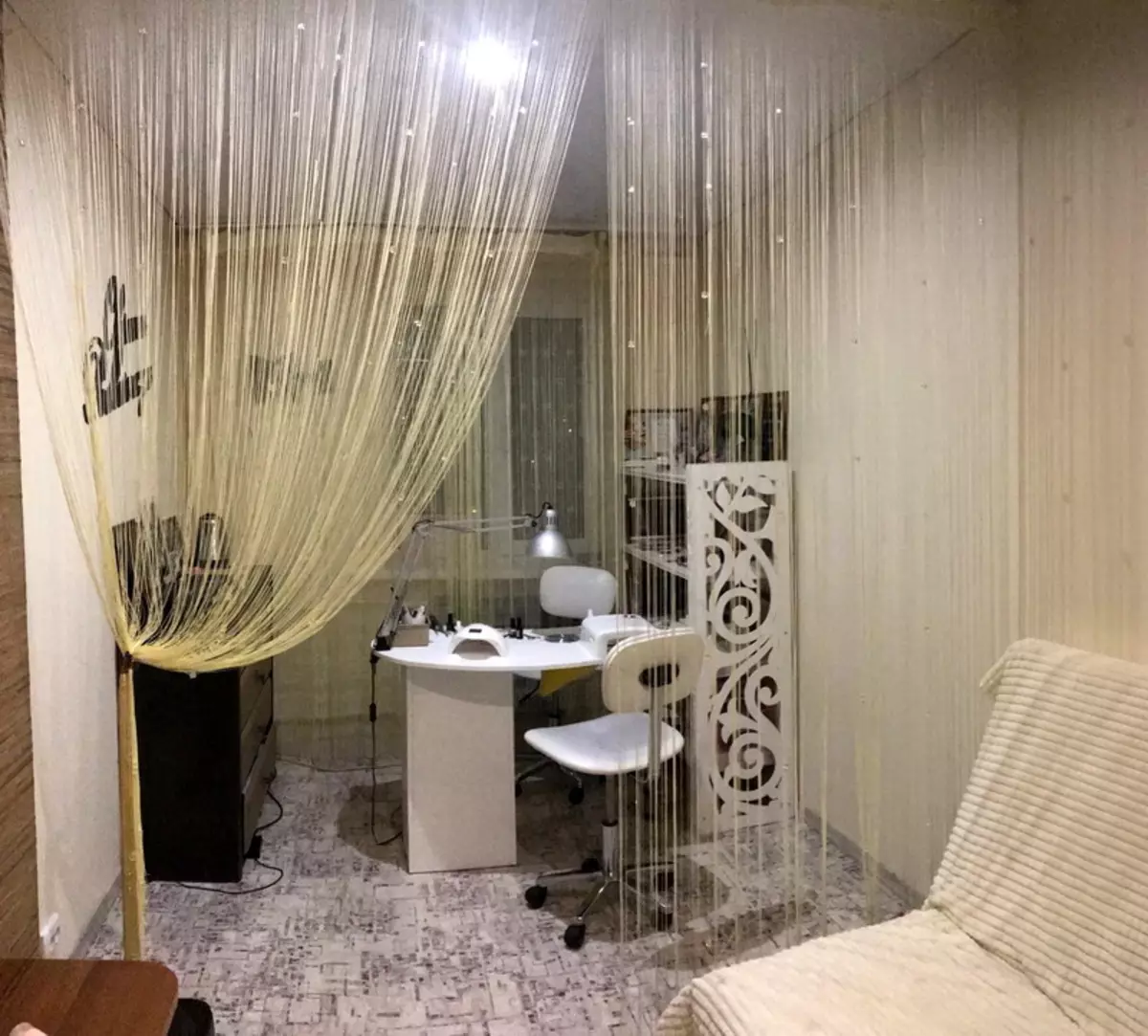 Zoning sovrummet med gardiner (45 bilder): Välj filamentskivor för att separera rummet till sovrummet och vardagsrummet. Hur med hjälp av en gardin för att dela upp rummet på zonen? 21268_36