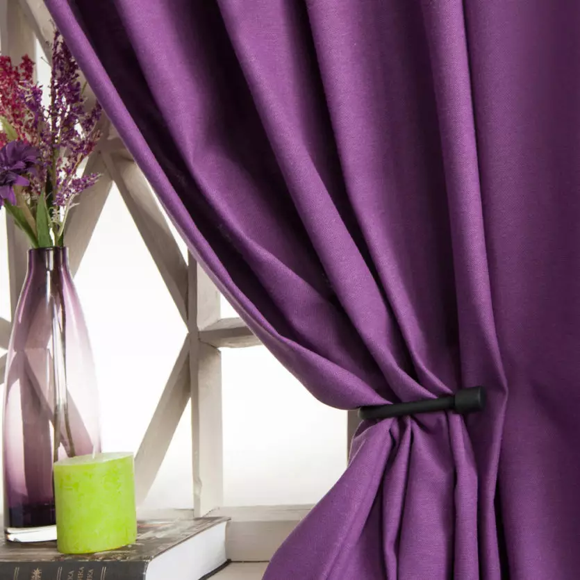 Violetti verhot makuuhuoneessa (38 kuvaa): violetti ja laventeli verhot valon värin valoilla makuuhuoneen sisustuksessa, luumut verhot 21272_10