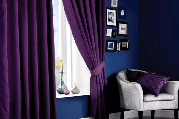 Langsir ungu di pangkeng (38 poto): Wisu sareng Lavender sareng lampu warna tina warna cahaya di tempat tidur 21272_11