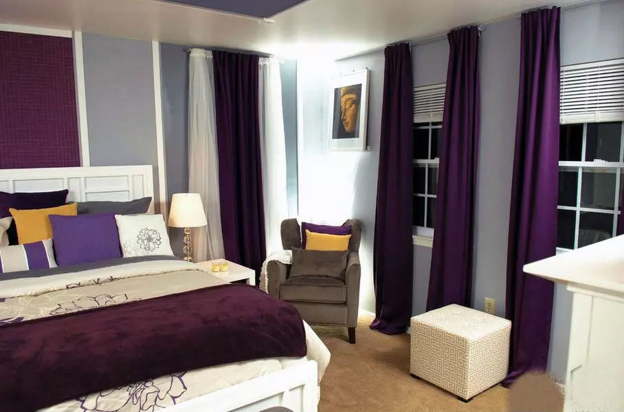 Purple ფარდები საძინებელში (38 ფოტო): მეწამული და ლავანდის ფარდები საძინებელი ინტერიერის სინათლის ფერის განათებით, ქლიავის ფარდები 21272_14