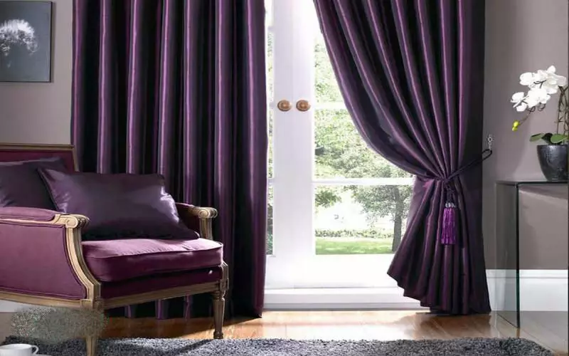 Purpura aizkari guļamistabā (38 fotoattēli): violeta un lavandas aizkari ar gaismas gaismas krāsu guļamistabas interjerā, plūmju aizkari 21272_15