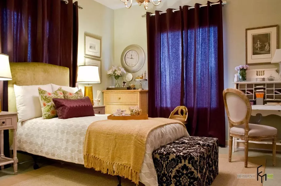 Lilla gardiner i soverommet (38 bilder): lilla og lavendel gardiner med lys av lys farge i soverommet interiør, plomme gardiner 21272_18