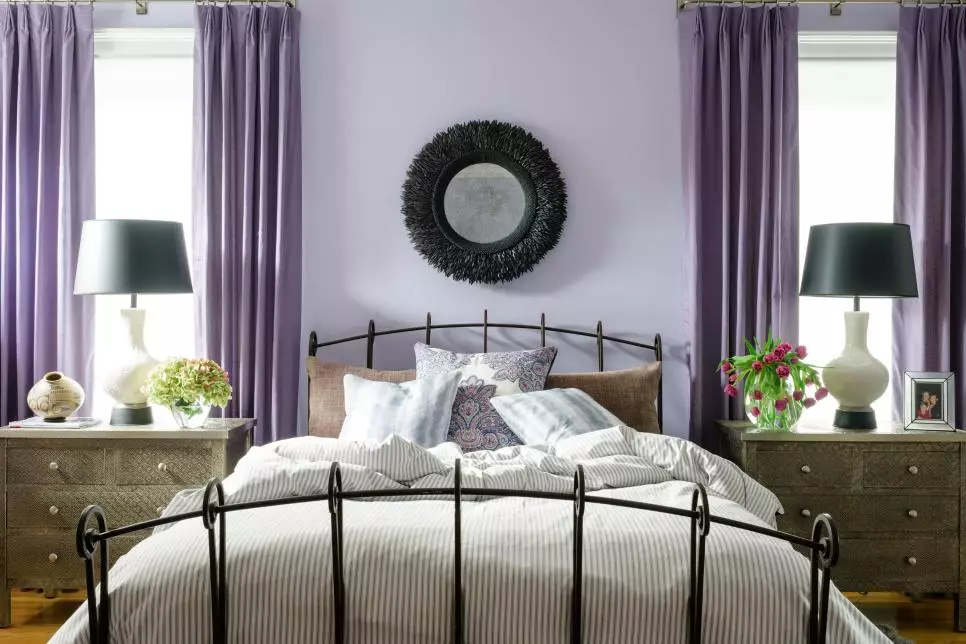 Purpura aizkari guļamistabā (38 fotoattēli): violeta un lavandas aizkari ar gaismas gaismas krāsu guļamistabas interjerā, plūmju aizkari 21272_20