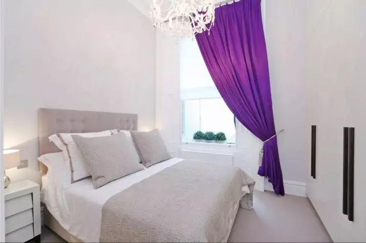Lilla gardiner i soveværelset (38 billeder): lilla og lavendel gardiner med lys af lys farve i soveværelset interiør, blomme gardiner 21272_38