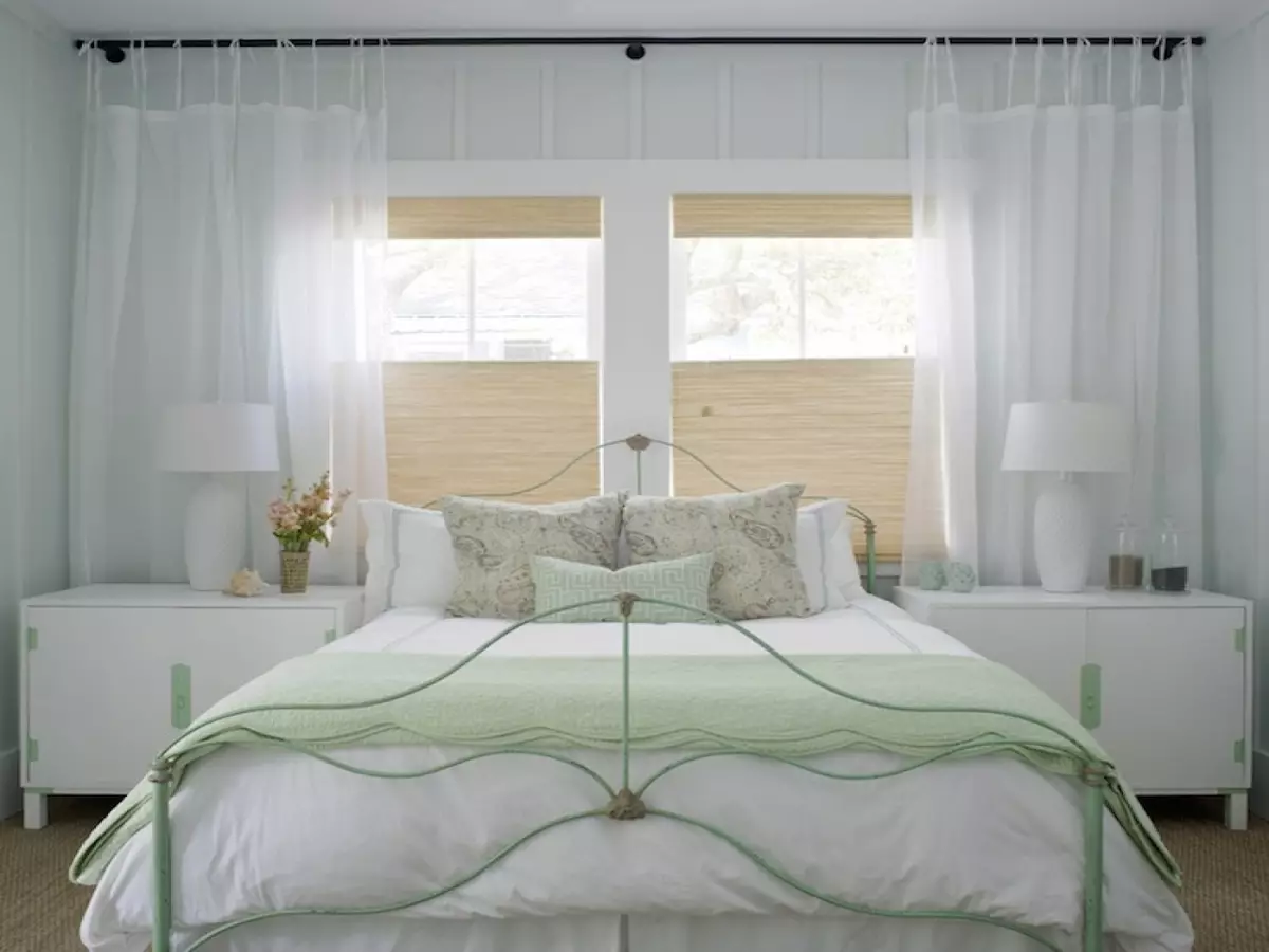 ستائر في غرفة النوم (137 صورة): الأفكار الحديثة لتصميم ستائر جميلة، بورتر جديد. كيفية تعليق الستائر في الداخل وجعل نافذة؟ 21273_50