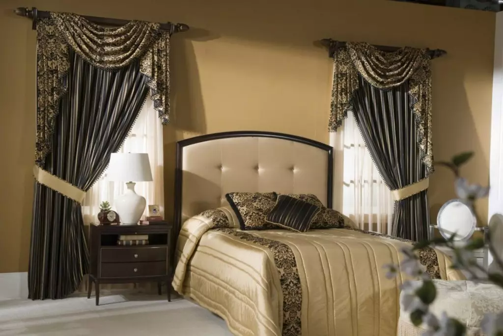 Lambreks为卧室（55张照片）：来自Tulle的新设计窗帘，带有Bandanda的特点，选择窗户美丽和时尚的窗帘 21275_2