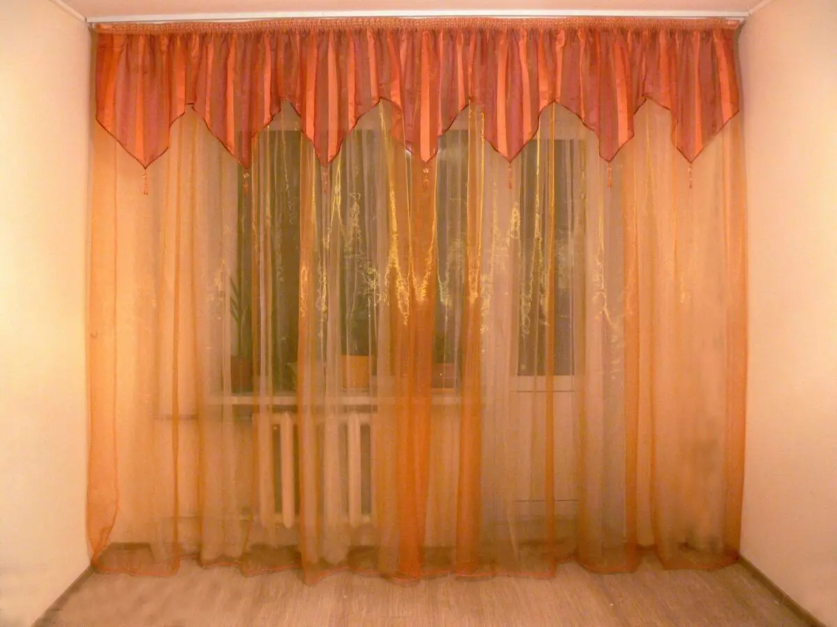 Lambreks สำหรับห้องนอน (55 ภาพ): ผ้าม่านการออกแบบใหม่จาก Tulle กับ bandanda การให้บริการของทางเลือกของผ้าม่านที่สวยงามและทันสมัยสำหรับหน้าต่าง 21275_25