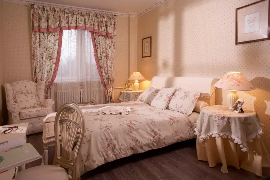 Lambreks为卧室（55张照片）：来自Tulle的新设计窗帘，带有Bandanda的特点，选择窗户美丽和时尚的窗帘 21275_43