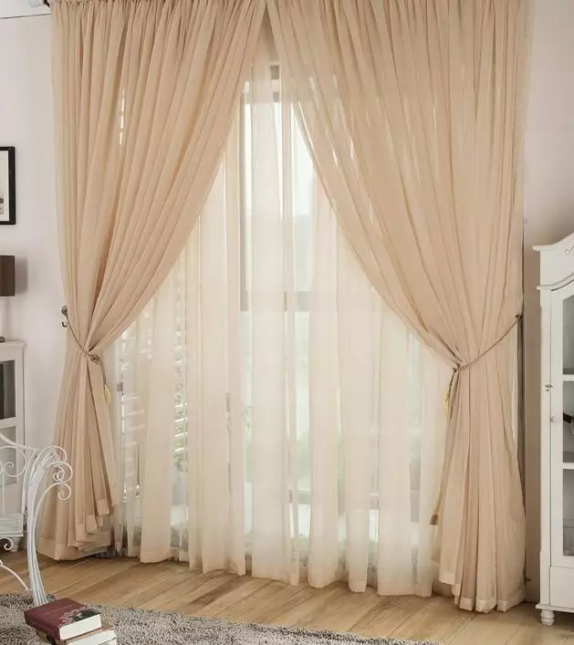 蒂勒在卧室（79张）：塔窗帘设计。多么美丽的挂了一套气帘？雪纺产品和薄纱从凯普伦，易密面纱和其他类型 21279_19