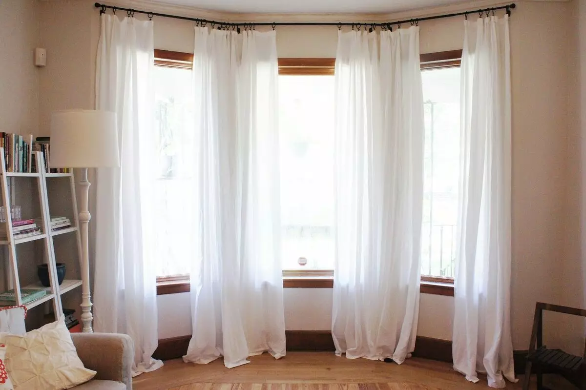 在臥室里蒂略（79張照片）：塔窗簾設計。掛一套空氣窗簾多麼美麗？雪紡產品和毛卷從卡螺旋，易緻密的面紗和其他類型 21279_27