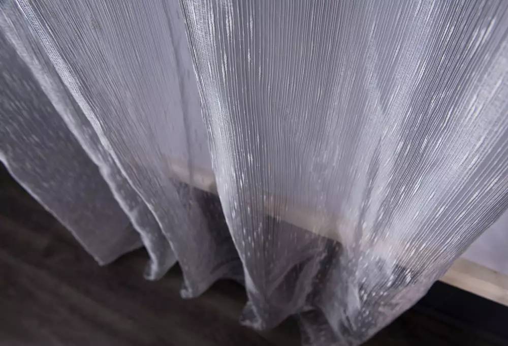 蒂勒在卧室（79张）：塔窗帘设计。多么美丽的挂了一套气帘？雪纺产品和薄纱从凯普伦，易密面纱和其他类型 21279_30