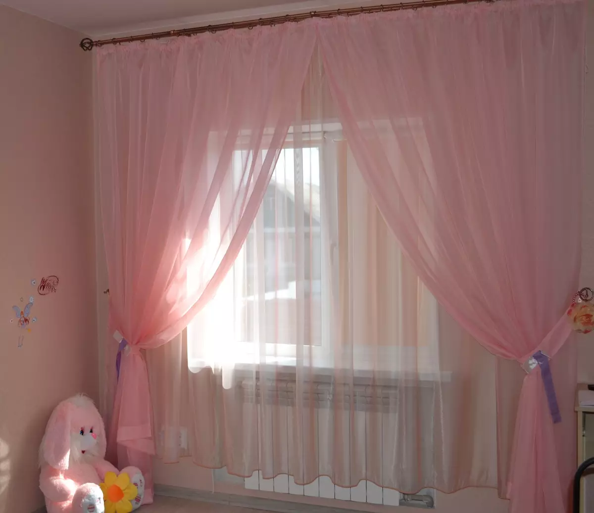 Tulle i sovrummet (79 bilder): design av torn gardiner. Hur vacker att hänga en uppsättning luftgardiner? Chiffongprodukter och tulle från Capron, lätt tät slöja och andra typer 21279_34