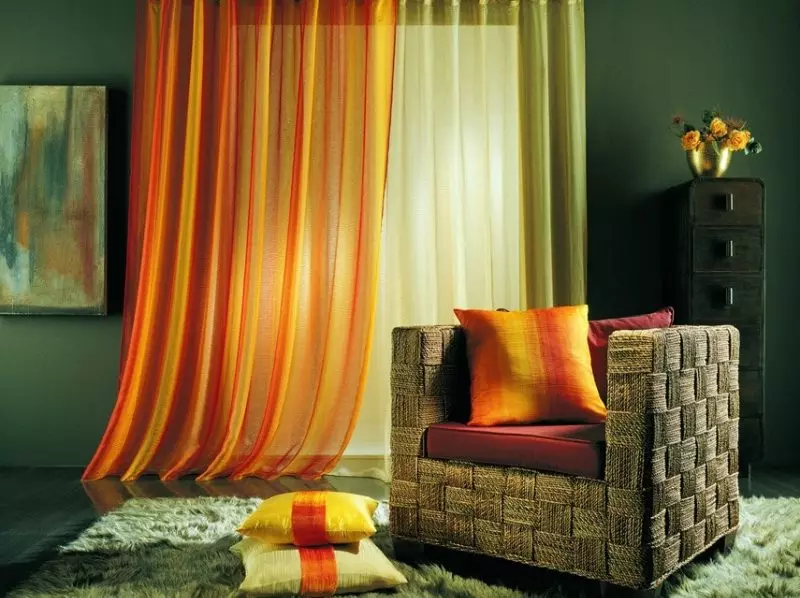 Tulle di kamar tidur (79 foto): Desain Tirai Menara. Seberapa indah menggantung seperangkat gorden udara? Produk sifon dan tulle dari Capron, kerudung padat dan jenis lainnya 21279_36