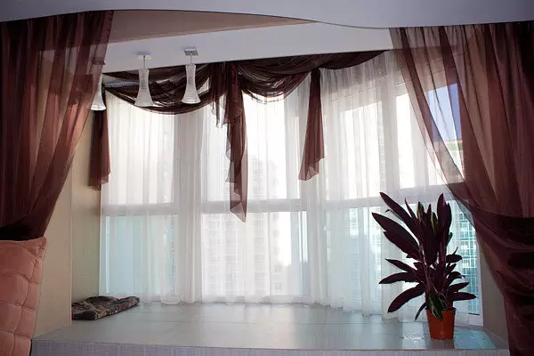 Tulle i sovrummet (79 bilder): design av torn gardiner. Hur vacker att hänga en uppsättning luftgardiner? Chiffongprodukter och tulle från Capron, lätt tät slöja och andra typer 21279_44