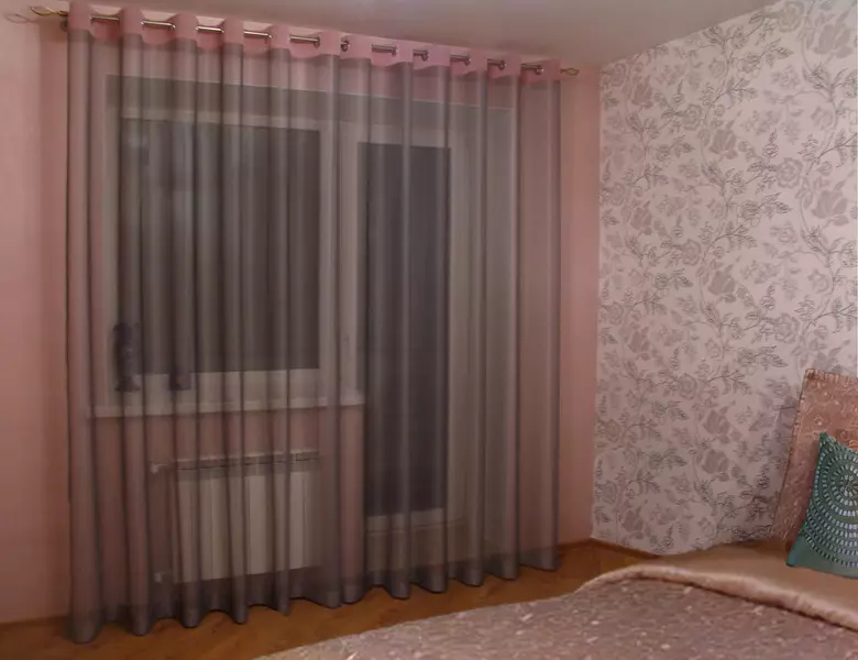 Tulle di kamar tidur (79 foto): Desain Tirai Menara. Seberapa indah menggantung seperangkat gorden udara? Produk sifon dan tulle dari Capron, kerudung padat dan jenis lainnya 21279_45