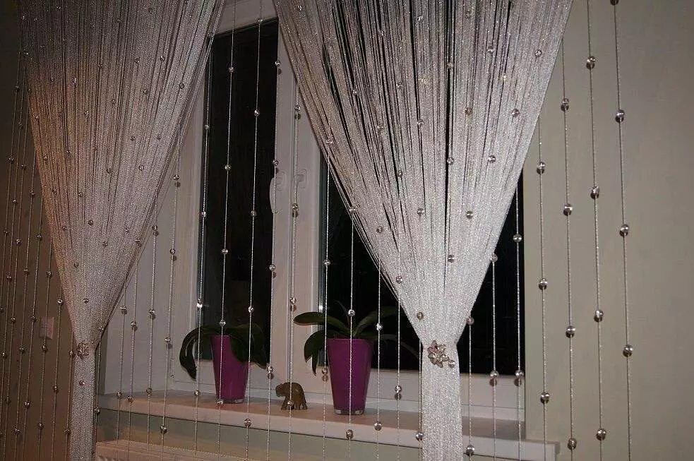 Tulle di kamar tidur (79 foto): Desain Tirai Menara. Seberapa indah menggantung seperangkat gorden udara? Produk sifon dan tulle dari Capron, kerudung padat dan jenis lainnya 21279_48