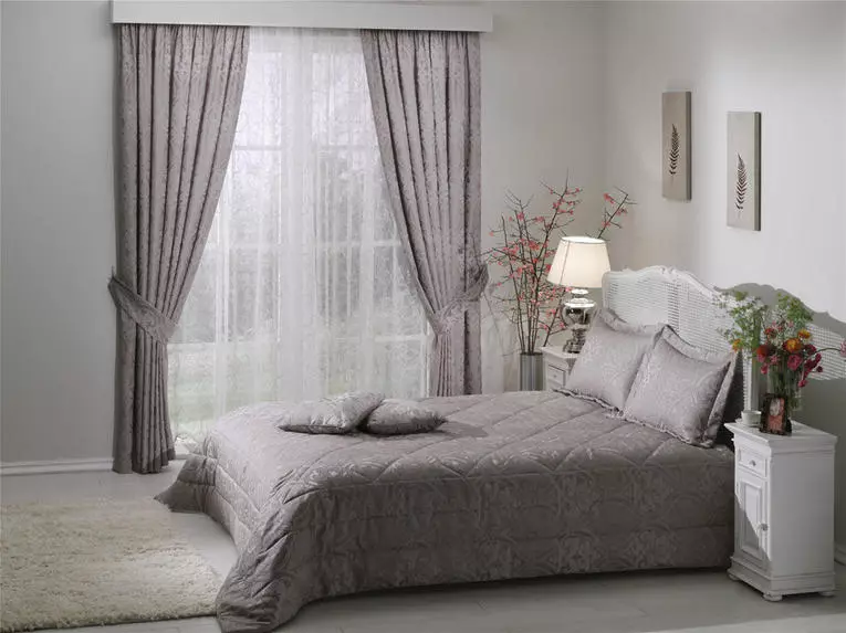 Tulle in the bedroom (79 photos): Design of tower curtains. How beautiful to hang a set of air curtains? Chiffon products and tulle from Capron, Easy dense veil and other types 21279_5