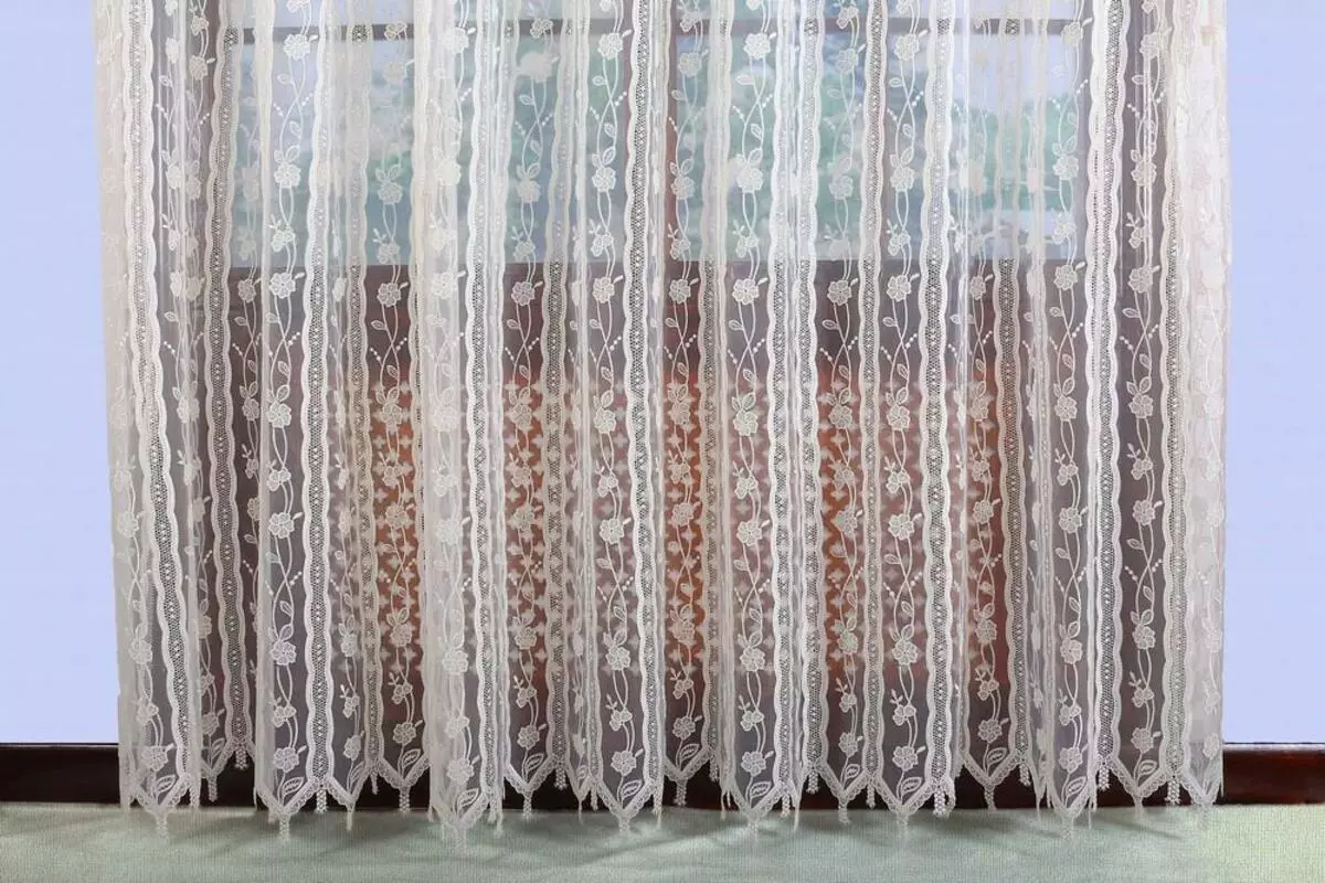 Tulle i sovrummet (79 bilder): design av torn gardiner. Hur vacker att hänga en uppsättning luftgardiner? Chiffongprodukter och tulle från Capron, lätt tät slöja och andra typer 21279_53