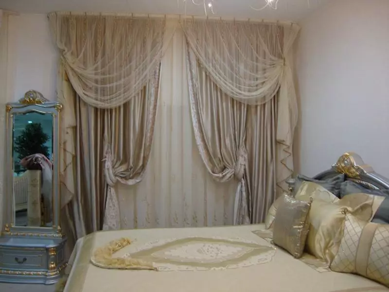 在臥室里蒂略（79張照片）：塔窗簾設計。掛一套空氣窗簾多麼美麗？雪紡產品和毛卷從卡螺旋，易緻密的面紗和其他類型 21279_57