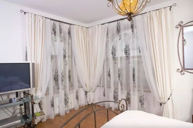 Tulle di kamar tidur (79 foto): Desain Tirai Menara. Seberapa indah menggantung seperangkat gorden udara? Produk sifon dan tulle dari Capron, kerudung padat dan jenis lainnya 21279_60