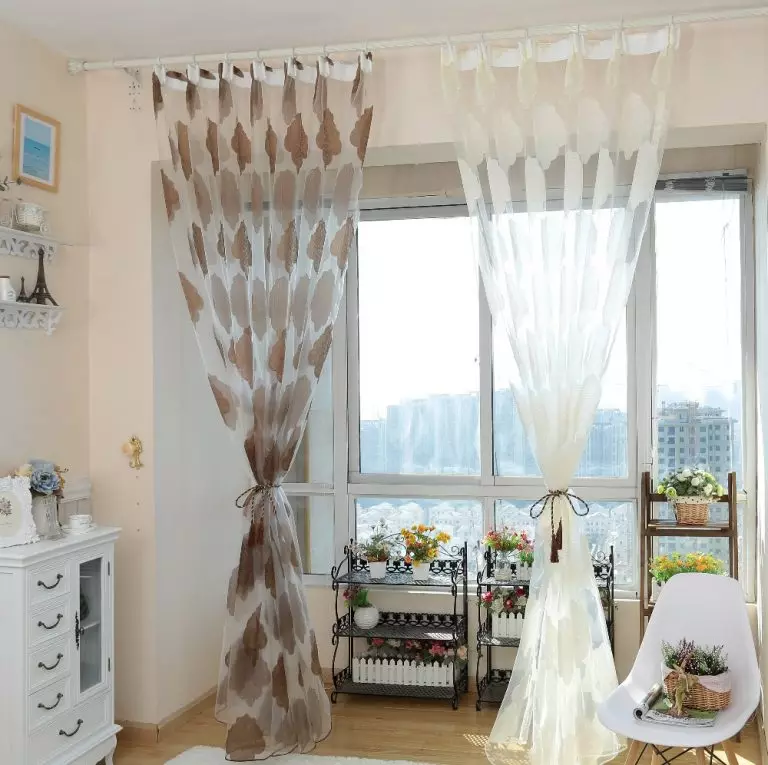 在臥室里蒂略（79張照片）：塔窗簾設計。掛一套空氣窗簾多麼美麗？雪紡產品和毛卷從卡螺旋，易緻密的面紗和其他類型 21279_72