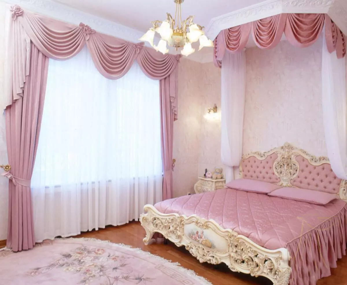 Kombinacija zaves in ozadij v spalnici (46 fotografij): katere zavese se prilegajo rožnati in breskev, zlato in rumeno, temno rjavo in drugo ozadje? 21281_11