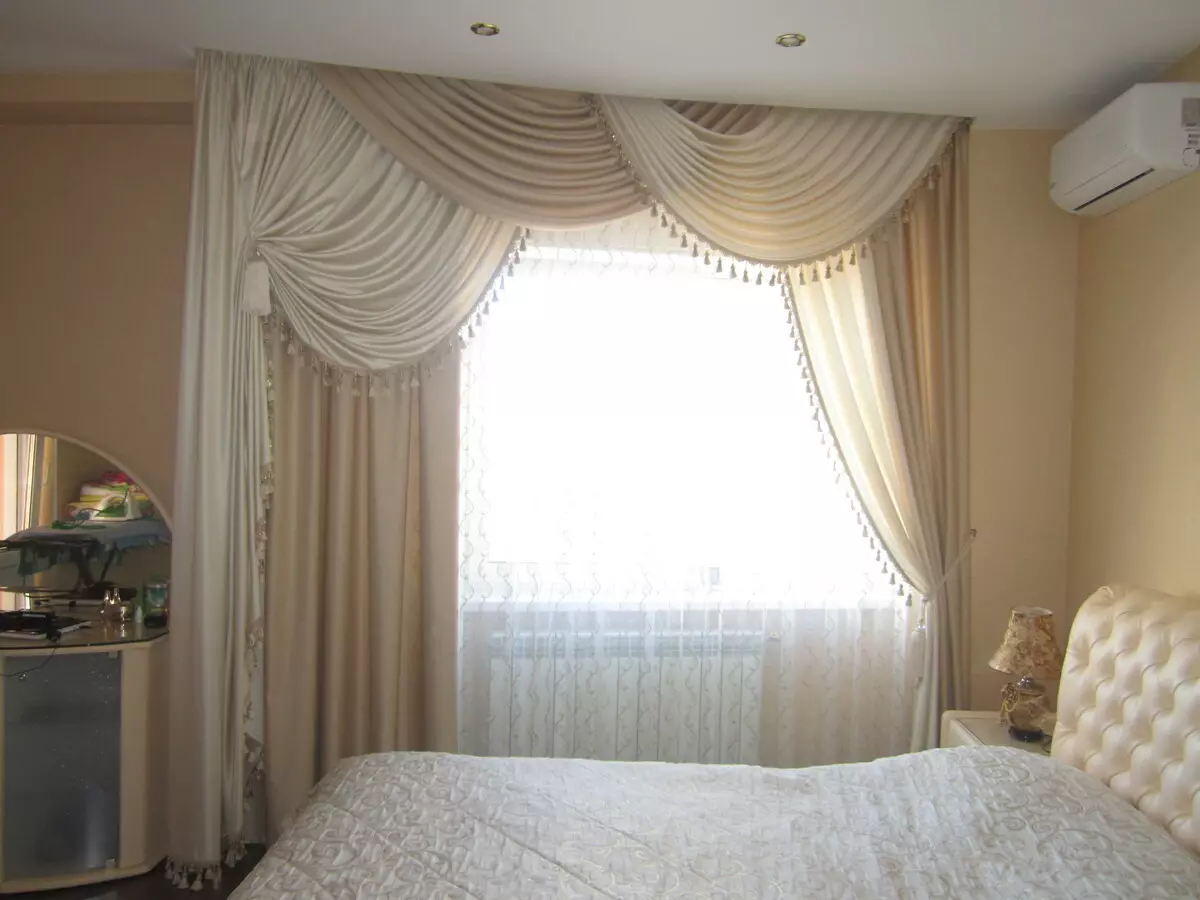 La combinació de cortines i fons de pantalla al dormitori (46 fotos): Quines cortines s'ajusten a rosa i préssec, daurat i groc, marró fosc i un altre fons de pantalla? 21281_23