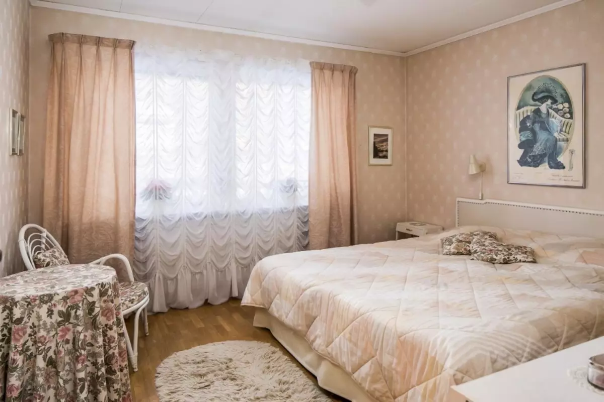 Kombinimi i perdes dhe wallpapers në dhomën e gjumit (46 foto): Çfarë perde përshtaten me rozë dhe bukuroshe, artë dhe të verdhë, kafe të errët dhe letër-muri të tjera? 21281_24