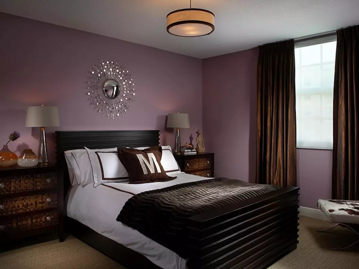 Kombinacija zaves in ozadij v spalnici (46 fotografij): katere zavese se prilegajo rožnati in breskev, zlato in rumeno, temno rjavo in drugo ozadje? 21281_26