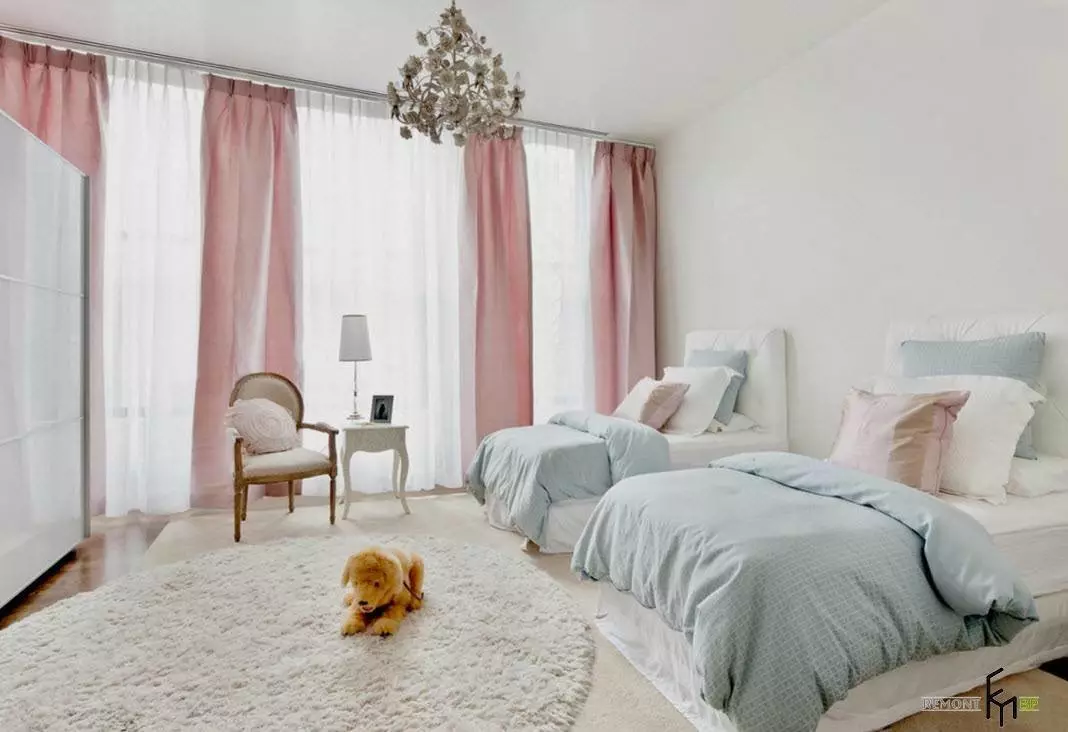Kombinimi i perdes dhe wallpapers në dhomën e gjumit (46 foto): Çfarë perde përshtaten me rozë dhe bukuroshe, artë dhe të verdhë, kafe të errët dhe letër-muri të tjera? 21281_30