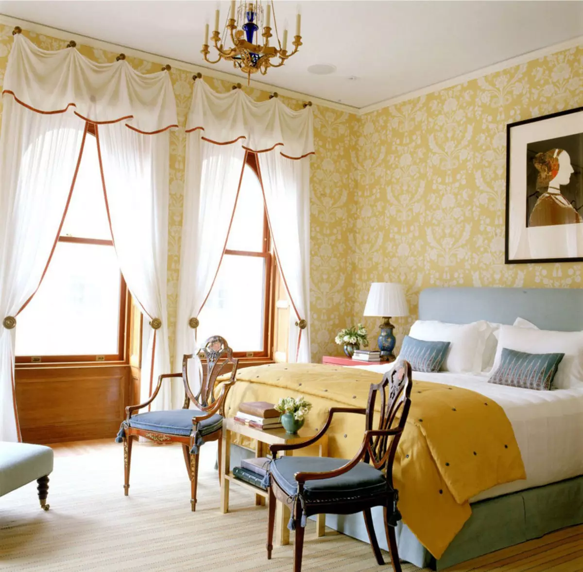 La combinació de cortines i fons de pantalla al dormitori (46 fotos): Quines cortines s'ajusten a rosa i préssec, daurat i groc, marró fosc i un altre fons de pantalla? 21281_34