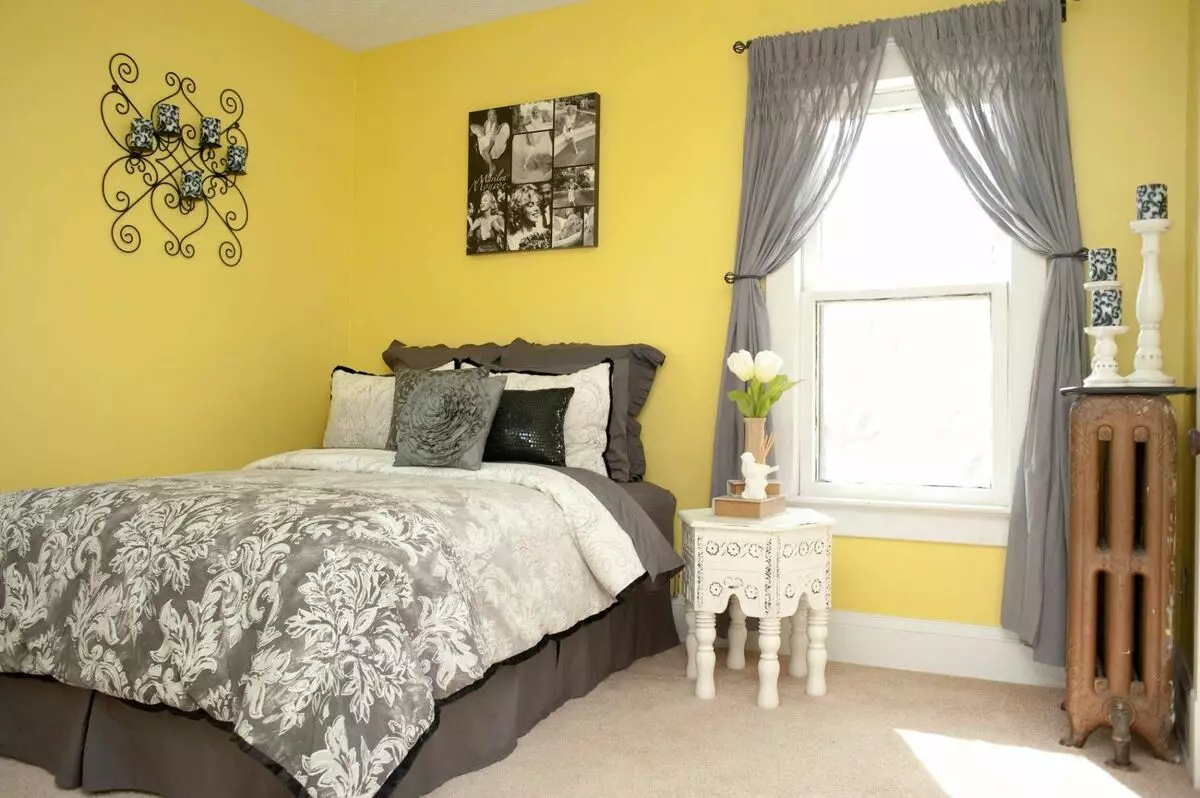 Kombinimi i perdes dhe wallpapers në dhomën e gjumit (46 foto): Çfarë perde përshtaten me rozë dhe bukuroshe, artë dhe të verdhë, kafe të errët dhe letër-muri të tjera? 21281_35