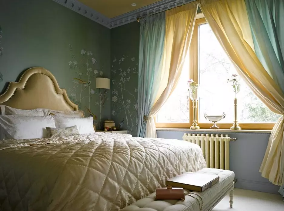 La combinació de cortines i fons de pantalla al dormitori (46 fotos): Quines cortines s'ajusten a rosa i préssec, daurat i groc, marró fosc i un altre fons de pantalla? 21281_37