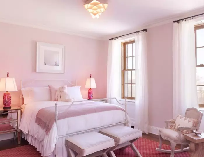 Kombinimi i perdes dhe wallpapers në dhomën e gjumit (46 foto): Çfarë perde përshtaten me rozë dhe bukuroshe, artë dhe të verdhë, kafe të errët dhe letër-muri të tjera? 21281_38
