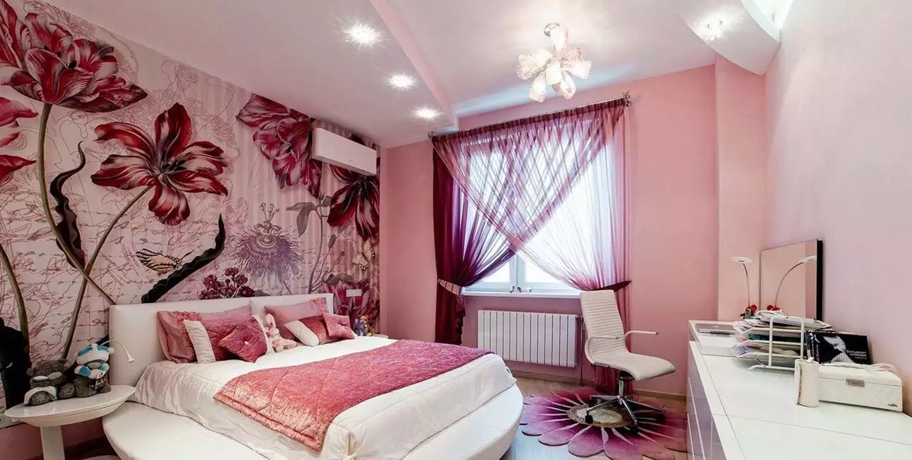 Kombinimi i perdes dhe wallpapers në dhomën e gjumit (46 foto): Çfarë perde përshtaten me rozë dhe bukuroshe, artë dhe të verdhë, kafe të errët dhe letër-muri të tjera? 21281_39