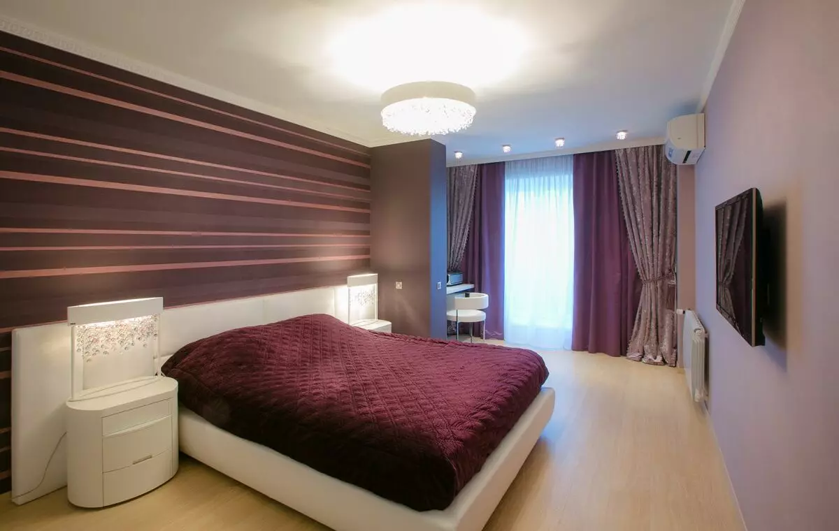 Kombinimi i perdes dhe wallpapers në dhomën e gjumit (46 foto): Çfarë perde përshtaten me rozë dhe bukuroshe, artë dhe të verdhë, kafe të errët dhe letër-muri të tjera? 21281_44