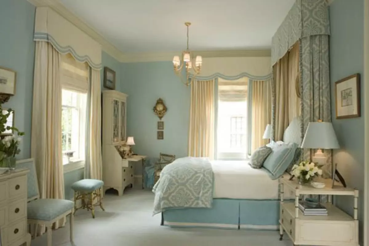 Cortinas en el dormitorio azul (27 fotos): ¿Qué tonos son adecuados para el fondo de pantalla de azul? 21285_10