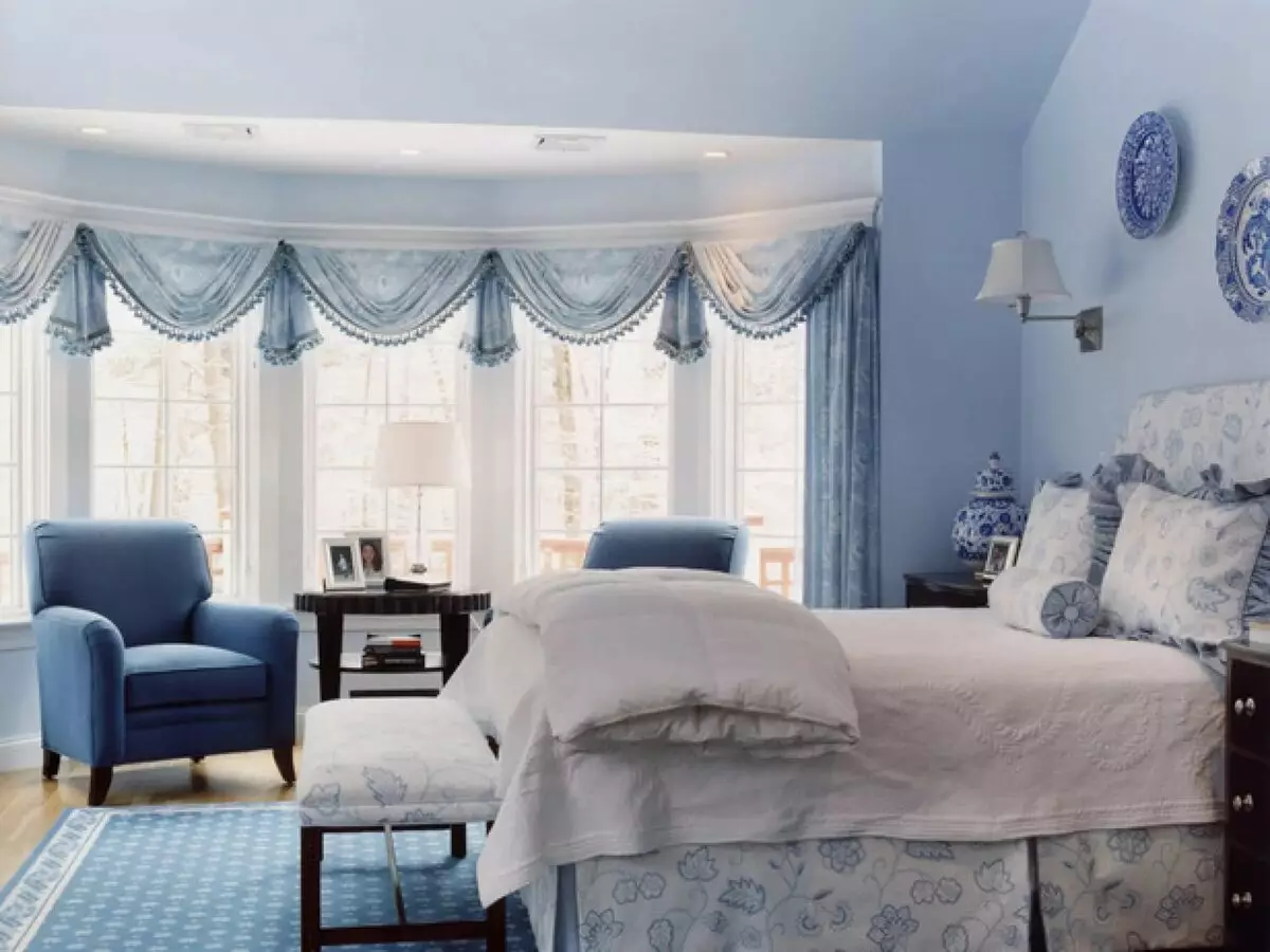 Завеси во сината спална соба (27 фотографии): кои нијанси се погодни за позадина на сина боја? 21285_2