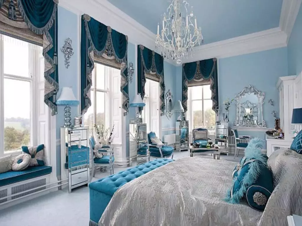 Aizkari zilajā guļamistabā (27 fotogrāfijas): kādi toņi ir piemēroti zilā tapetei? 21285_21
