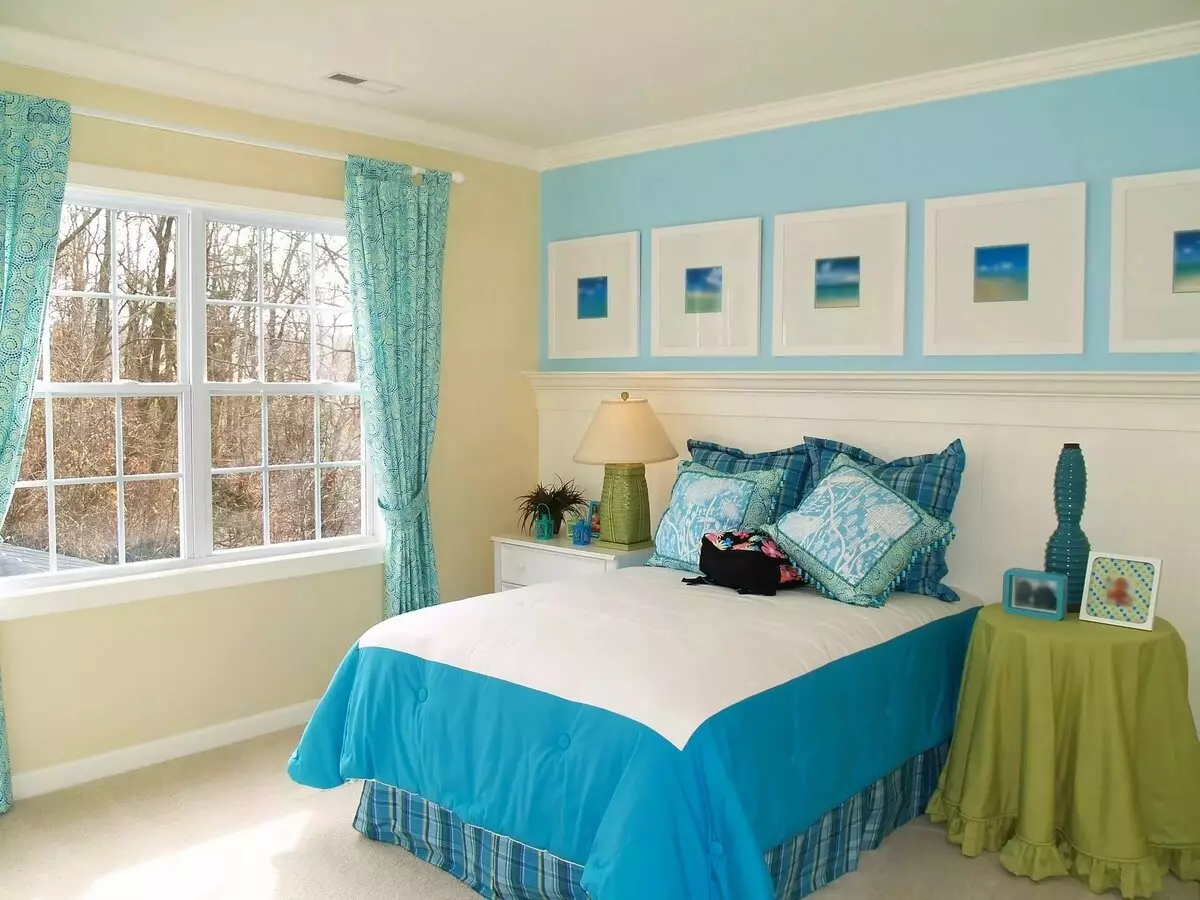 Κουρτίνες στο μπλε υπνοδωμάτιο (27 φωτογραφίες): Τι αποχρώσεις είναι κατάλληλες για ταπετσαρία μπλε; 21285_27