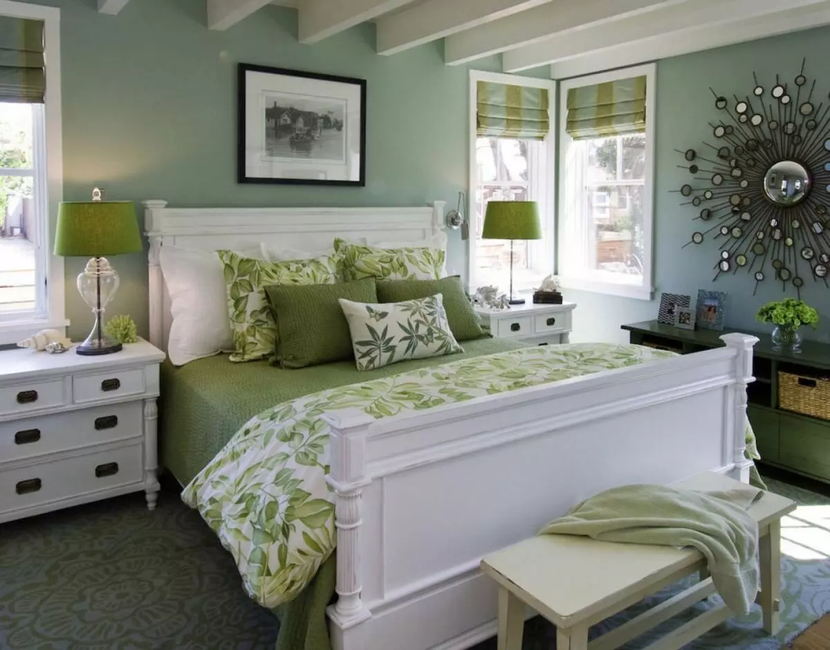 Tirai Hijau di dalam bilik tidur (58 foto): dalaman dengan pudina dan langsir hijau terang, reka bentuk dengan langsir zamrud dan langsir hijau gelap, pilihan lain 21286_11