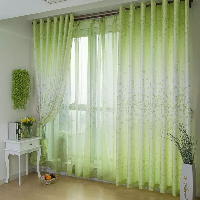 Grønne gardiner i soverommet (58 bilder): Interiør med mynte og lyse grønne gardiner, design med smaragdgardiner og mørkegrønne gardiner, andre alternativer 21286_18