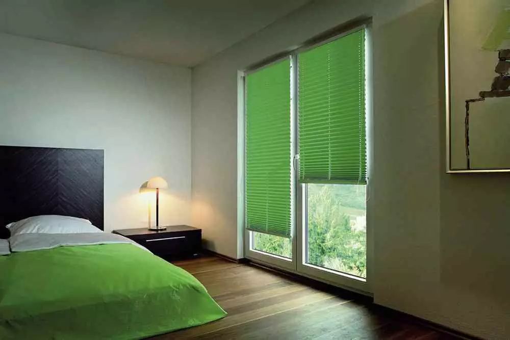 Green curtains sa bedroom (58 mga larawan): Interiors na may mint at light green curtains, disenyo na may esmeralda curtains at dark green curtains, iba pang mga pagpipilian 21286_19