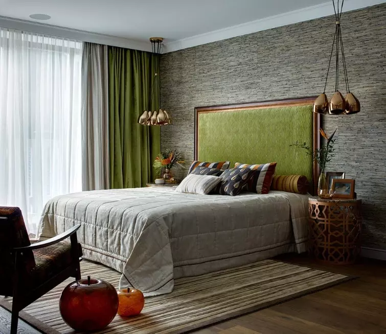Зелени завеси в спалнята (58 снимки): интериор с мента и леки зелени завеси, дизайн с изумрудени завеси и тъмно зелени завеси, и други опции 21286_2