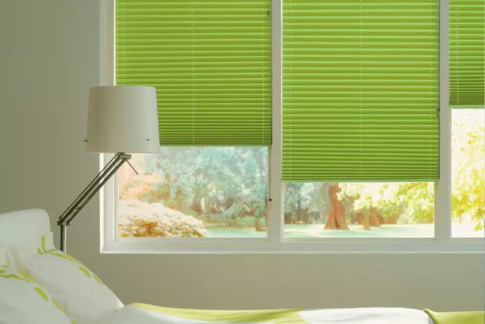 Zelene zavese v spalnici (58 fotografij): Notranjost s kovnico in svetlo zelenimi zavesami, oblikovanje s smaragdnimi zavesami in temnimi zelenimi zavesami, druge možnosti 21286_20