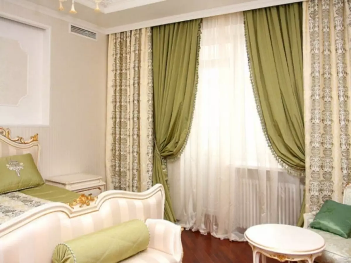 Gröna gardiner i sovrummet (58 bilder): Interiörer med mint och ljusgröna gardiner, design med smaragd gardiner och mörkgröna gardiner, andra alternativ 21286_24